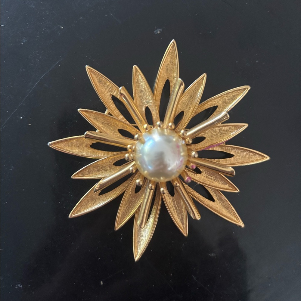 Vintage Elegant Gold Flower Brooch with Pearl Center.